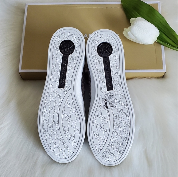 Michael Kors Sneaker Size 7 ♥️ - Picture 6 of 11